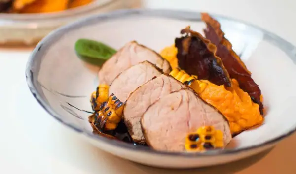 Solomillo de cerdo con puré de batatas y maíz