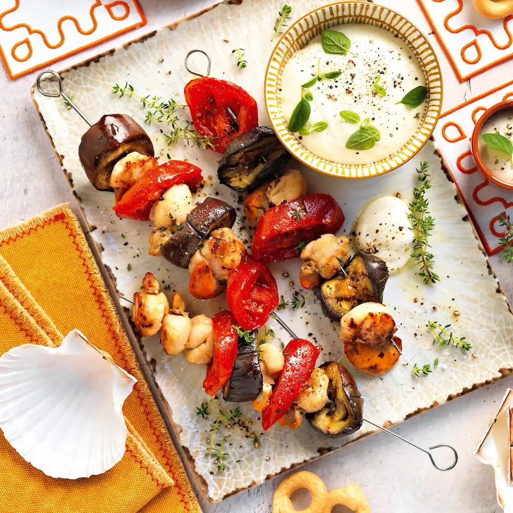 Scallop skewers with parmesan and mozzarella sauce