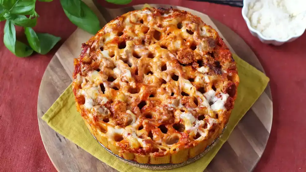 Rigatoni gratinado con forma de pastel