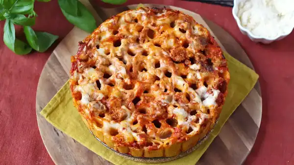 Rigatoni gratinado con forma de pastel