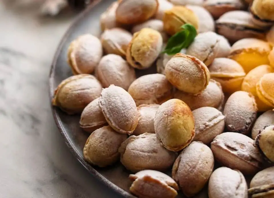 Walnut-Shaped Cookies with Caramel Cream