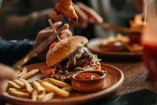 Find The Hands-Down Best Hole-In-The-Wall Restaurants In Any City By Spotting These Clues