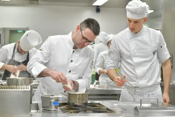 ¿Vale la pena ir a una escuela de cocina? Ventajas y desventajas de asistir a una escuela de cocina