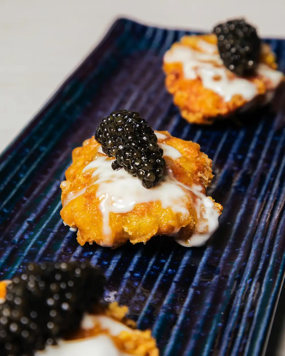 Deléitate con bocaditos de tempura de caviar debajo de Labubus en este restaurante de Boston
