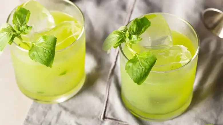 Basil Smash es el cóctel de hierbas de 4 ingredientes que es demasiado fácil como para no prepararlo