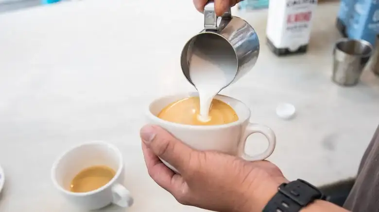 Leche de avena o de almendras para un latte, cada una gana en algo distinto