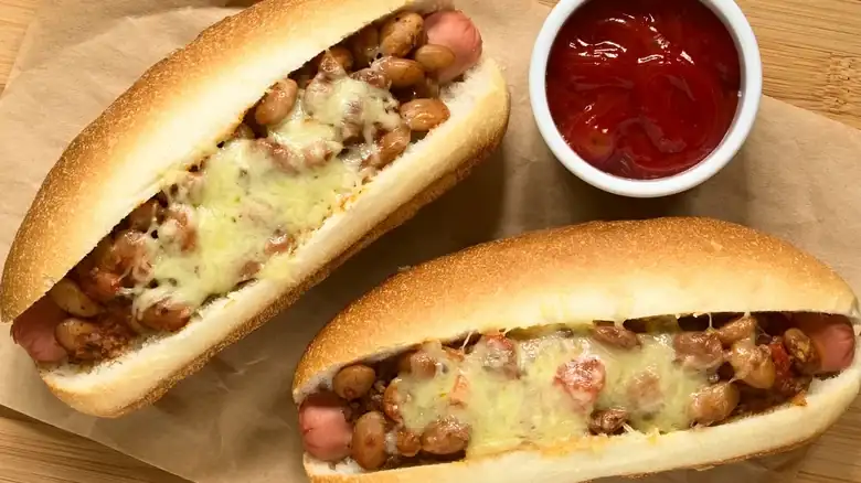 Sustituye las alubias por un ingrediente básico de la India al ponerle un acompañamiento a los perritos calientes