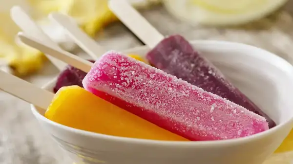 The Cool Hack For Keeping Popsicles Melt-Free (Even At The Beach)