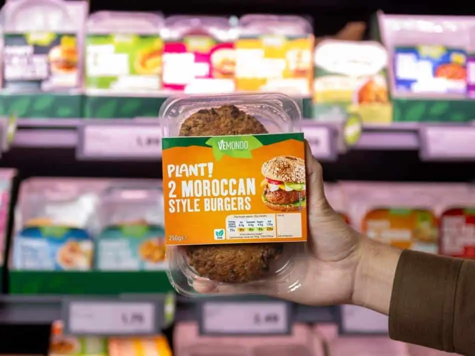 El cambio hacia las proteínas vegetales ofrece a los minoristas del Reino Unido la vía más económica para alcanzar los objetivos climáticos de 2030, según un informe de Eunomia