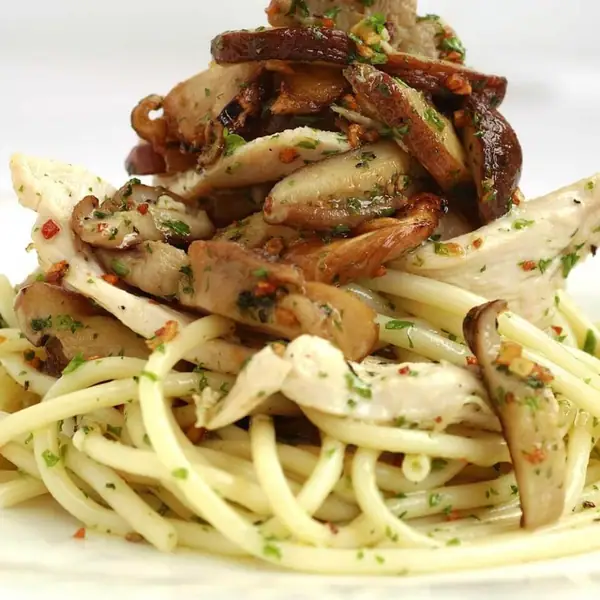 Bucatini de pollo con ajo, setas shiitake y aceite de perejil