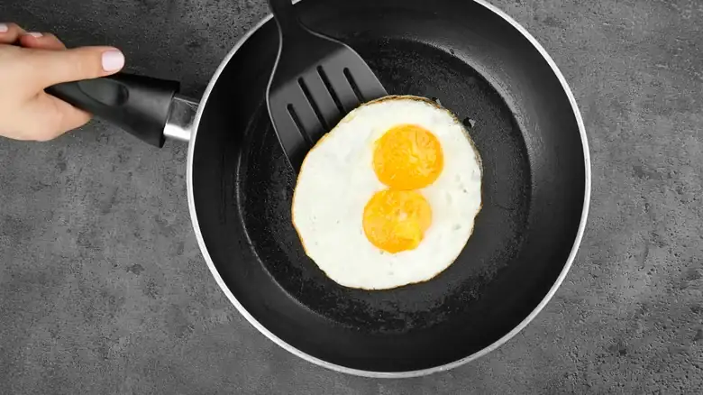 Cuándo voltear los huevos fritos para obtener resultados perfectos siempre