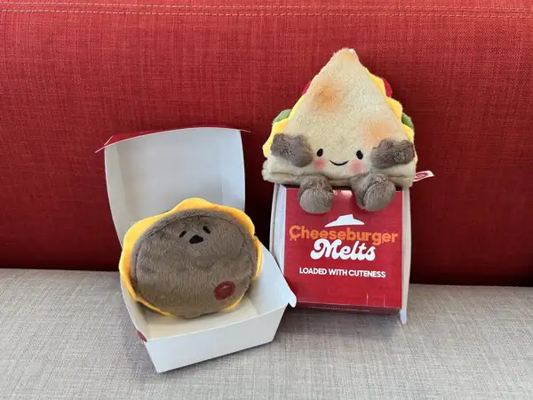 Los peluches virales de Pizza Hut Cheeseburger Melts están de vuelta por tiempo limitado